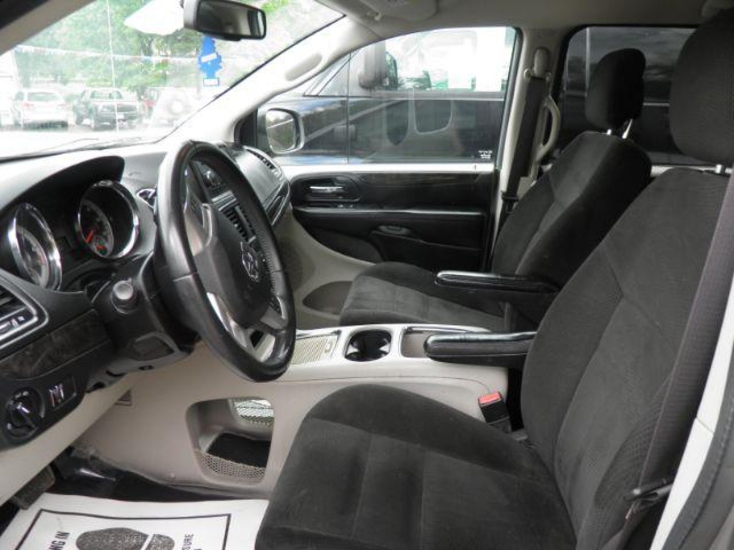 2015 SILVER Dodge Grand Caravan SXT (2C4RDGCG5FR) with an 3.5L V6 engine, AT transmission, located at 19521 New George's Creek Rd SW, Barton, MD, 21521, (301) 463-2404, 39.524323, -79.017906- Photo#1