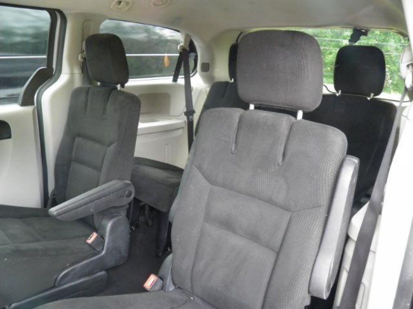 2015 SILVER Dodge Grand Caravan SXT (2C4RDGCG5FR) with an 3.5L V6 engine, AT transmission, located at 19521 New George's Creek Rd SW, Barton, MD, 21521, (301) 463-2404, 39.524323, -79.017906- Photo#3