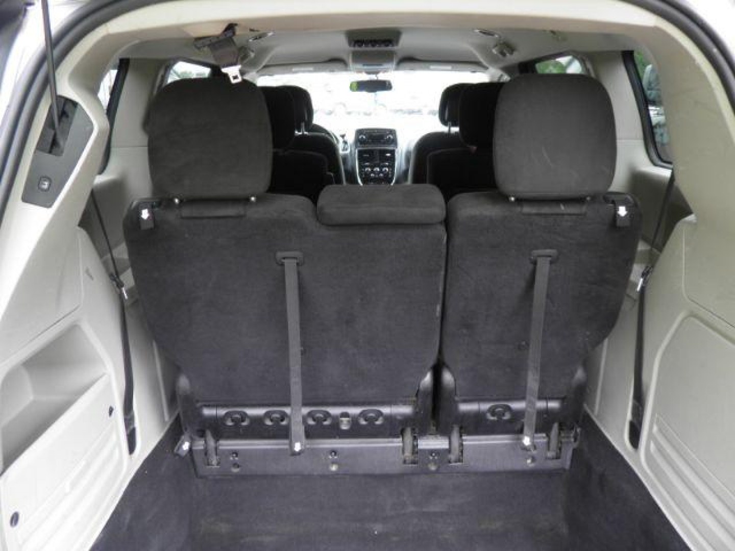 2015 SILVER Dodge Grand Caravan SXT (2C4RDGCG5FR) with an 3.5L V6 engine, AT transmission, located at 19521 New George's Creek Rd SW, Barton, MD, 21521, (301) 463-2404, 39.524323, -79.017906- Photo#4