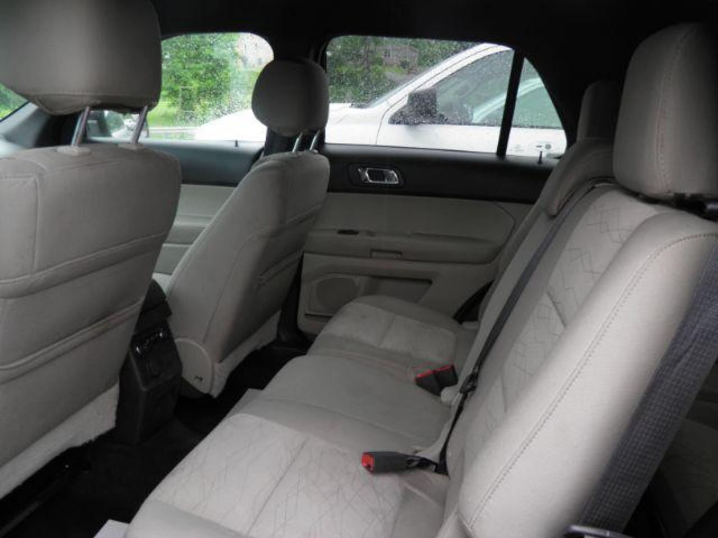 2015 SILVER Ford Explorer BASE (1FM5K8B83FG) with an 3.6L V6 engine, AT transmission, located at 19521 New George's Creek Rd SW, Barton, MD, 21521, (301) 463-2404, 39.524323, -79.017906 - Photo#4