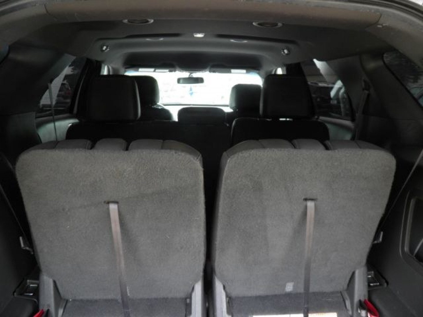 2015 SILVER Ford Explorer XLT (1FM5K8D82FG) with an 3.5L V-6 DOHC engine, located at 19521 New George's Creek Rd SW, Barton, MD, 21521, (301) 463-2404, 39.524323, -79.017906- Photo#5