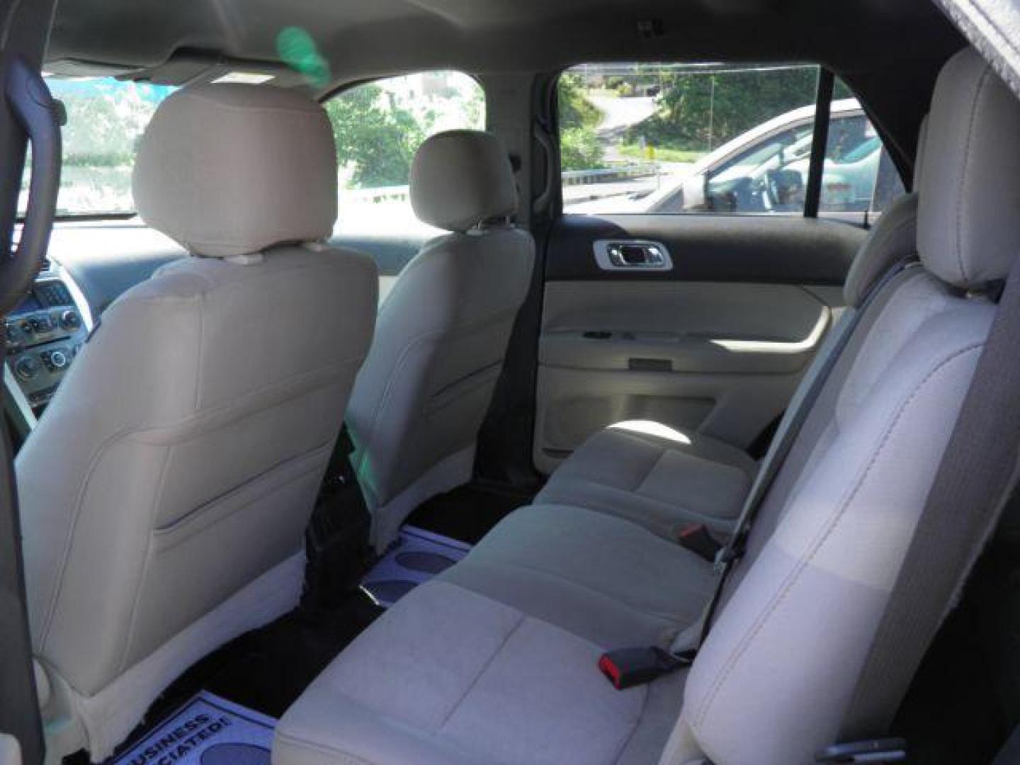 2015 SILVER Ford Explorer Base 4WD (1FM5K8B82FG) with an 3.5L V6 engine, AT transmission, located at 19521 New George's Creek Rd SW, Barton, MD, 21521, (301) 463-2404, 39.524323, -79.017906 - Photo#3