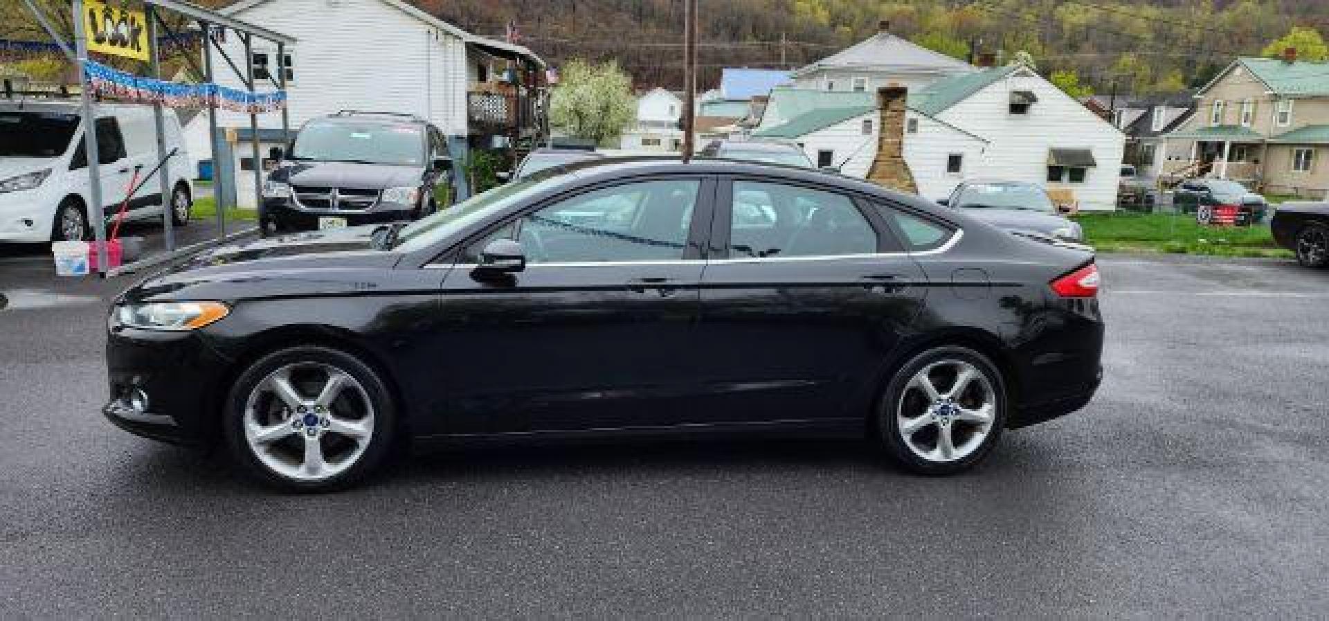 2015 BLACK /Charcoal Black Ford Fusion SE (3FA6P0H70FR) with an 2.5 L4 engine, AT transmission, located at 15520 McMullen Hwy SW, Belair, MD, 21502, (301) 729-3700, 39.581375, -78.846451 - FOR A BETTER PRICE CALL PAUL AT 301-268-8150 - Photo#3