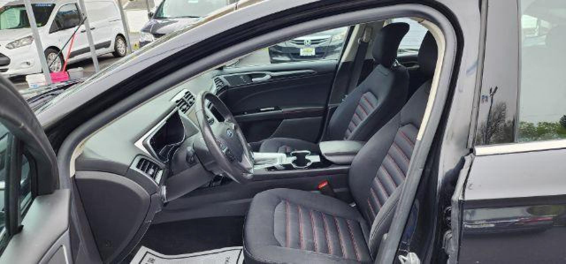 2015 BLACK /Charcoal Black Ford Fusion SE (3FA6P0H70FR) with an 2.5 L4 engine, AT transmission, located at 15520 McMullen Hwy SW, Belair, MD, 21502, (301) 729-3700, 39.581375, -78.846451 - FOR A BETTER PRICE CALL PAUL AT 301-268-8150 - Photo#4