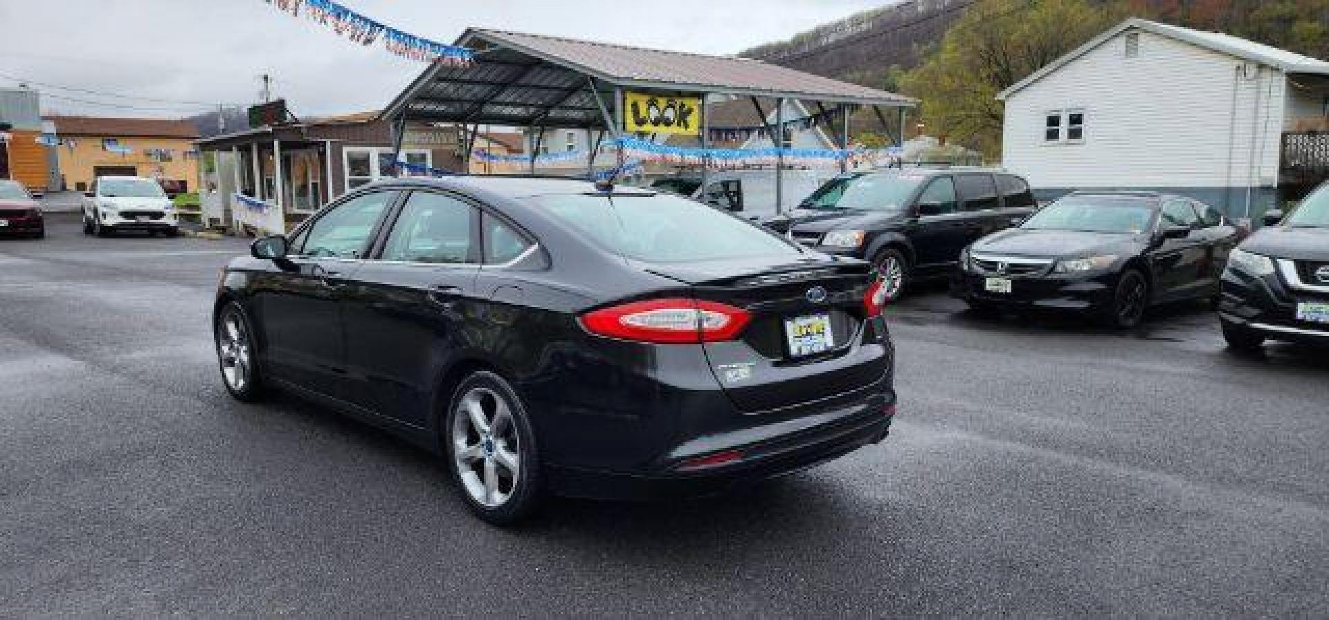 2015 BLACK /Charcoal Black Ford Fusion SE (3FA6P0H70FR) with an 2.5 L4 engine, AT transmission, located at 15520 McMullen Hwy SW, Belair, MD, 21502, (301) 729-3700, 39.581375, -78.846451 - FOR A BETTER PRICE CALL PAUL AT 301-268-8150 - Photo#8