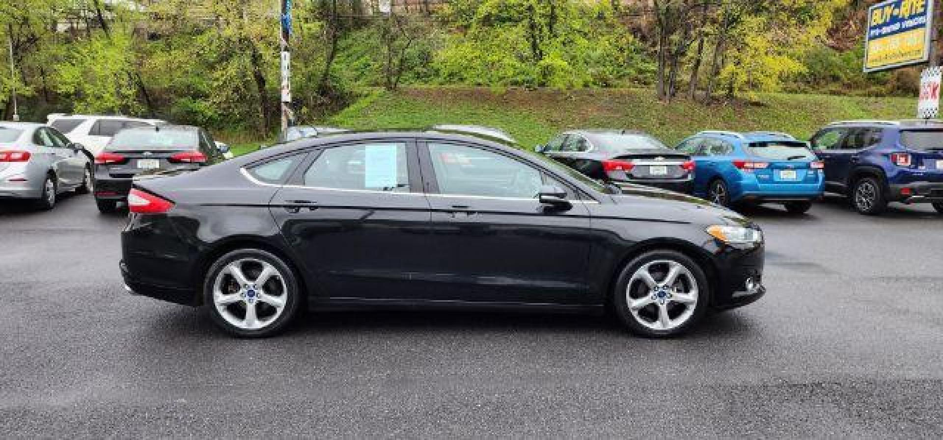 2015 BLACK /Charcoal Black Ford Fusion SE (3FA6P0H70FR) with an 2.5 L4 engine, AT transmission, located at 15520 McMullen Hwy SW, Belair, MD, 21502, (301) 729-3700, 39.581375, -78.846451 - FOR A BETTER PRICE CALL PAUL AT 301-268-8150 - Photo#12