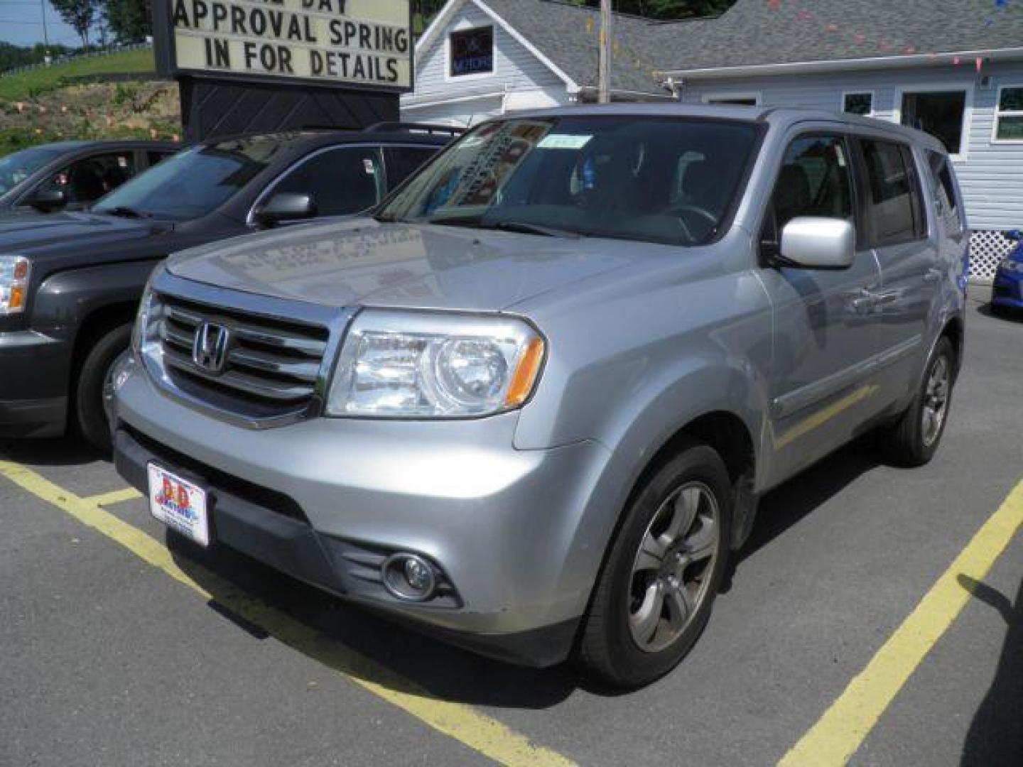 2015 Silver Honda Pilot SE (5FNYF4H37FB) with an 3.5L V6 engine, AT transmission, located at 19521 New George's Creek Rd SW, Barton, MD, 21521, (301) 463-2404, 39.524323, -79.017906 - Photo#0