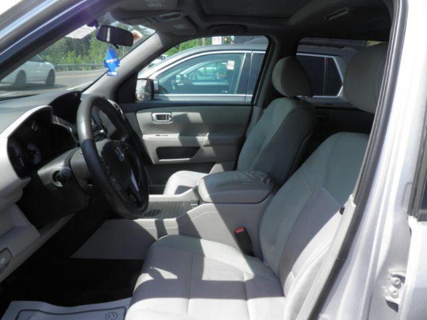 2015 Silver Honda Pilot SE (5FNYF4H37FB) with an 3.5L V6 engine, AT transmission, located at 19521 New George's Creek Rd SW, Barton, MD, 21521, (301) 463-2404, 39.524323, -79.017906 - Photo#1