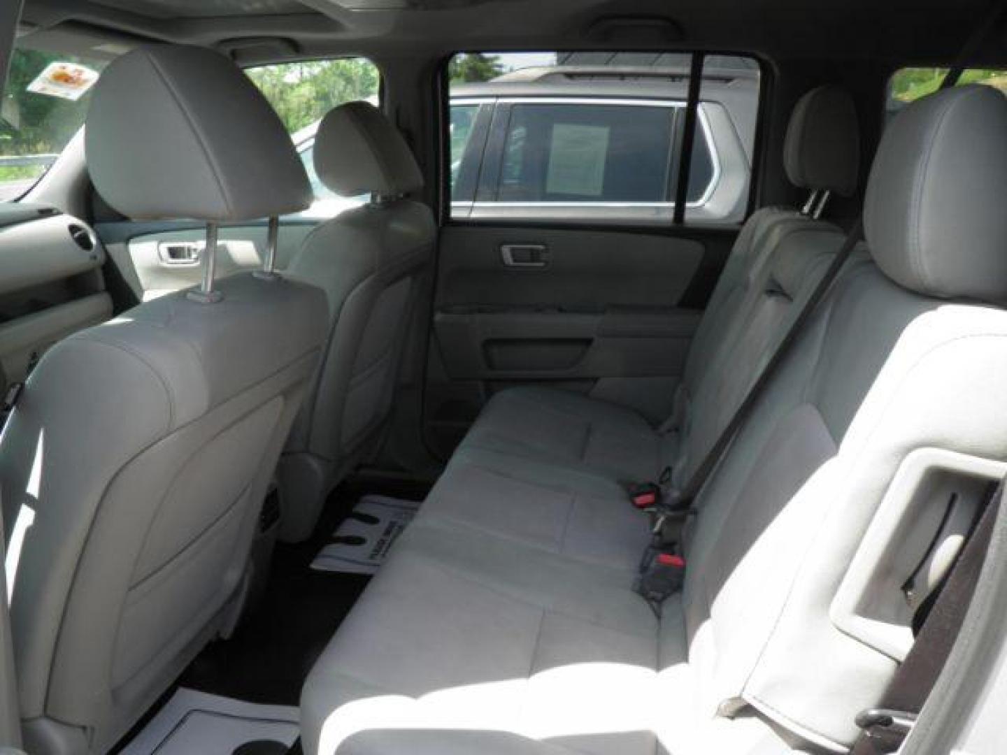 2015 Silver Honda Pilot SE (5FNYF4H37FB) with an 3.5L V6 engine, AT transmission, located at 19521 New George's Creek Rd SW, Barton, MD, 21521, (301) 463-2404, 39.524323, -79.017906 - Photo#3