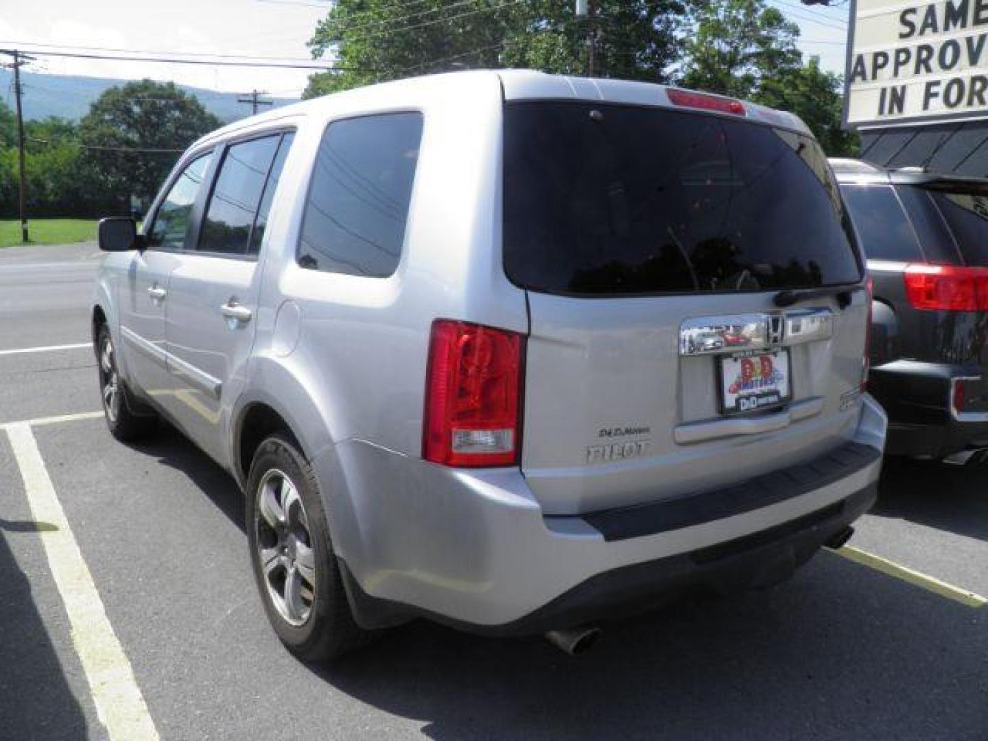 2015 Silver Honda Pilot SE (5FNYF4H37FB) with an 3.5L V6 engine, AT transmission, located at 19521 New George's Creek Rd SW, Barton, MD, 21521, (301) 463-2404, 39.524323, -79.017906 - Photo#6
