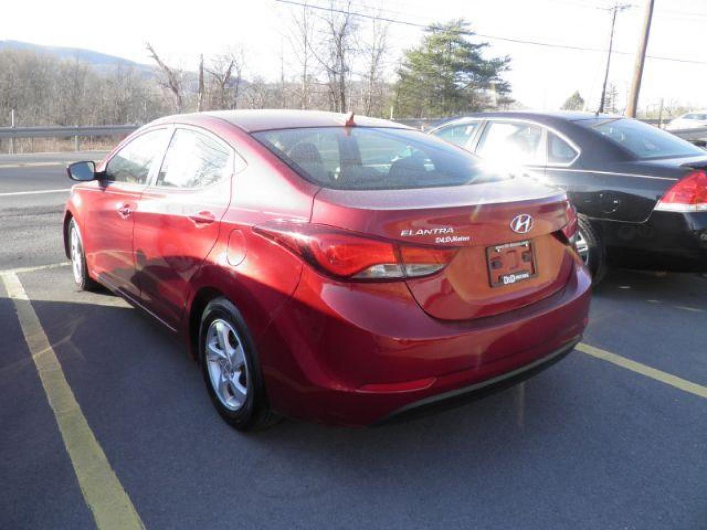 2015 RED Hyundai Elantra SE 6AT (5NPDH4AE4FH) with an 1.8l L4 engine, 6SP transmission, located at 15520 McMullen Hwy SW, Belair, MD, 21502, (301) 729-3700, 39.581375, -78.846451 - Photo#4
