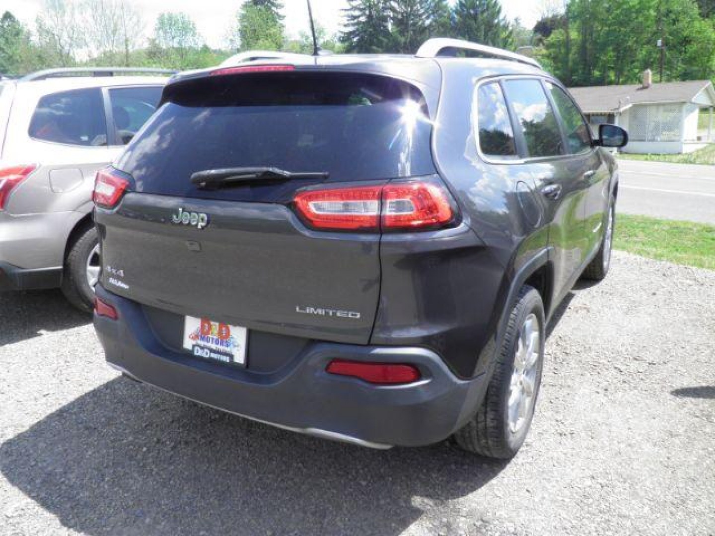 2015 GRAY Jeep Cherokee Limited (1C4PJMDB4FW) with an 2.4L L4 engine, AT transmission, located at 19521 New George's Creek Rd SW, Barton, MD, 21521, (301) 463-2404, 39.524323, -79.017906- Photo#5