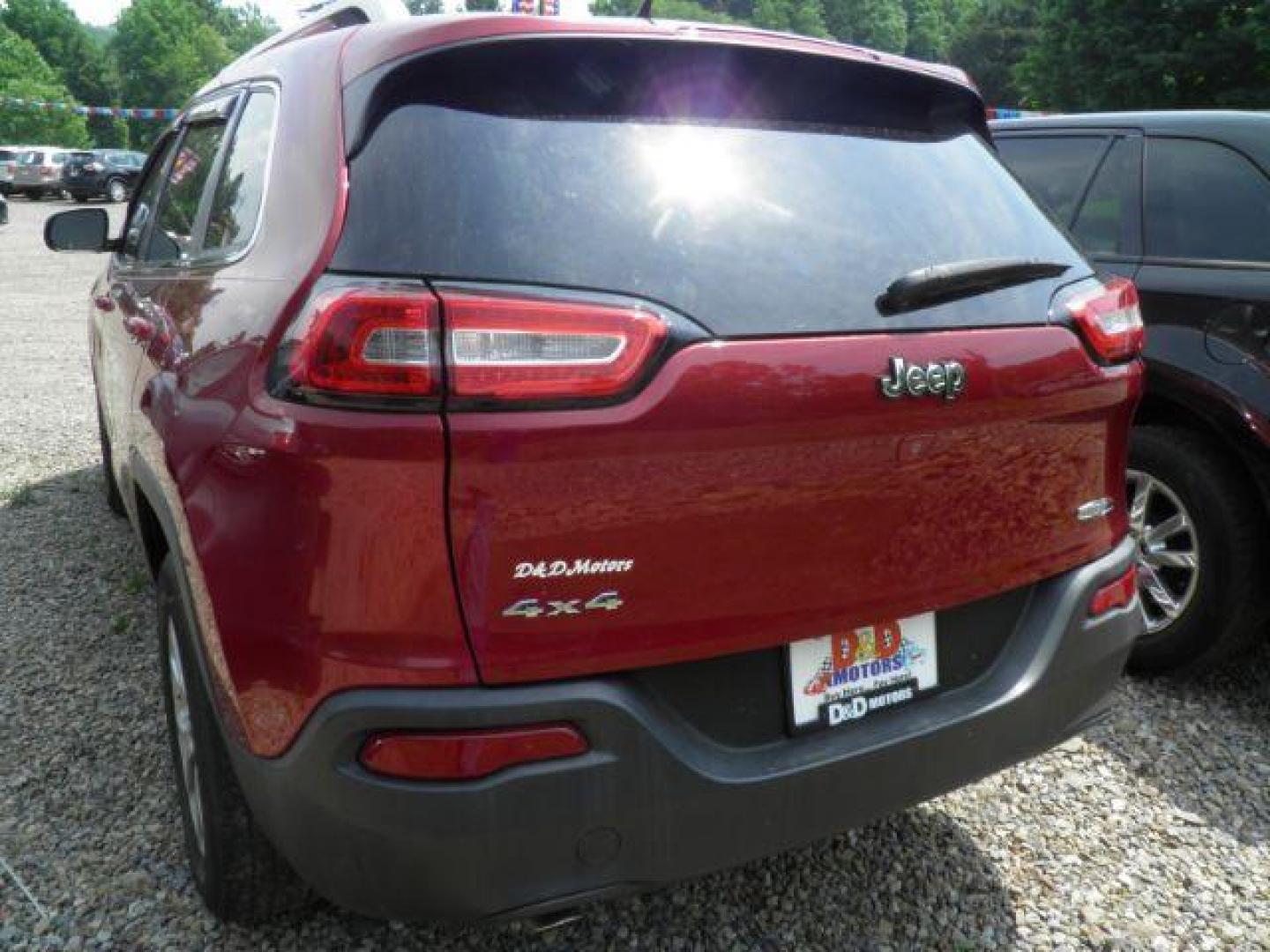 2015 RED Jeep Cherokee Latitude 4WD (1C4PJMCB2FW) with an 2.4L L4 engine, AT transmission, located at 19521 New George's Creek Rd SW, Barton, MD, 21521, (301) 463-2404, 39.524323, -79.017906 - Photo#5
