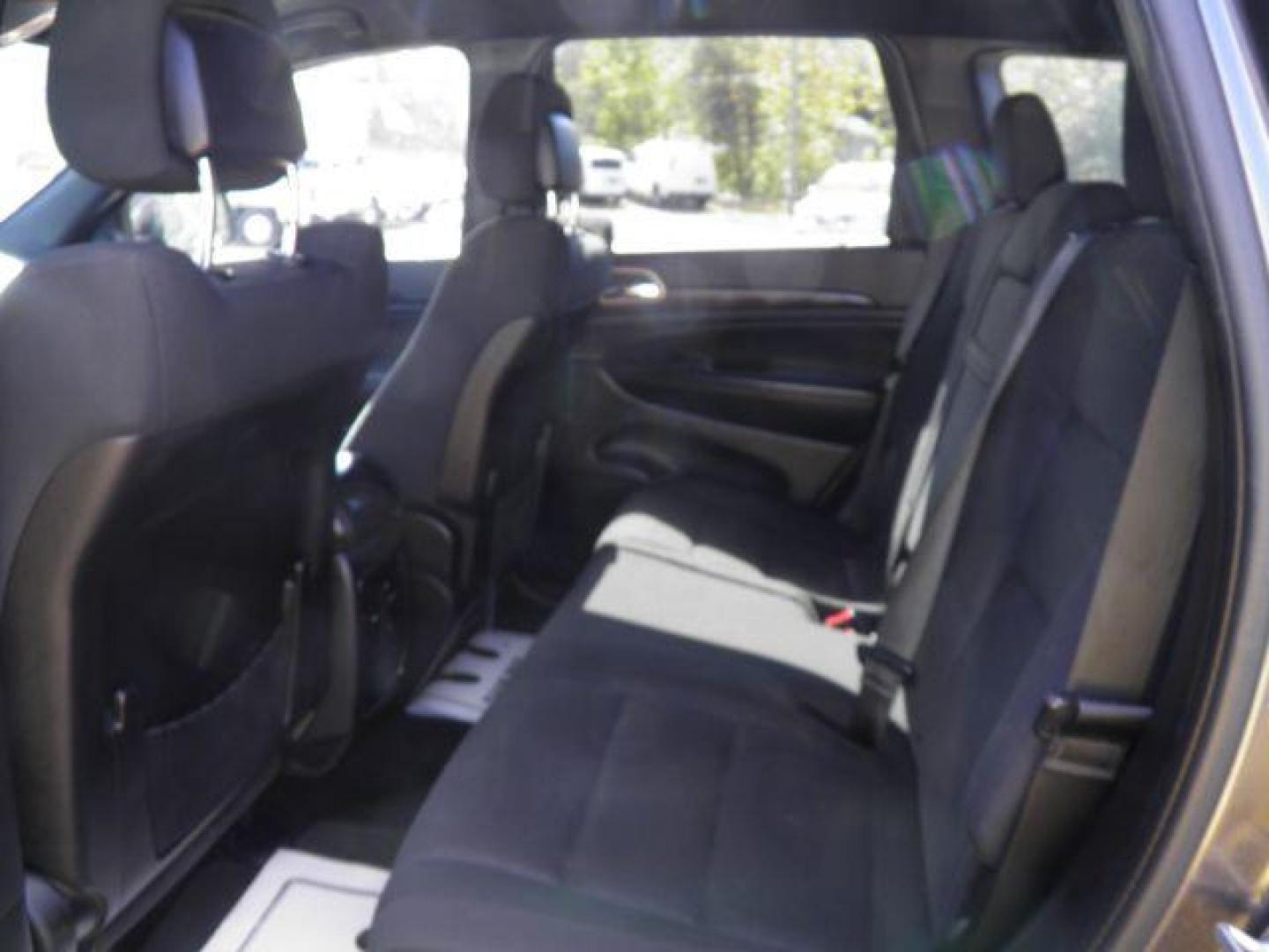 2015 GRAY Jeep Grand Cherokee Laredo (1C4RJFAG9FC) with an 3.6L V6 engine, located at 19521 New George's Creek Rd SW, Barton, MD, 21521, (301) 463-2404, 39.524323, -79.017906 - Photo#3