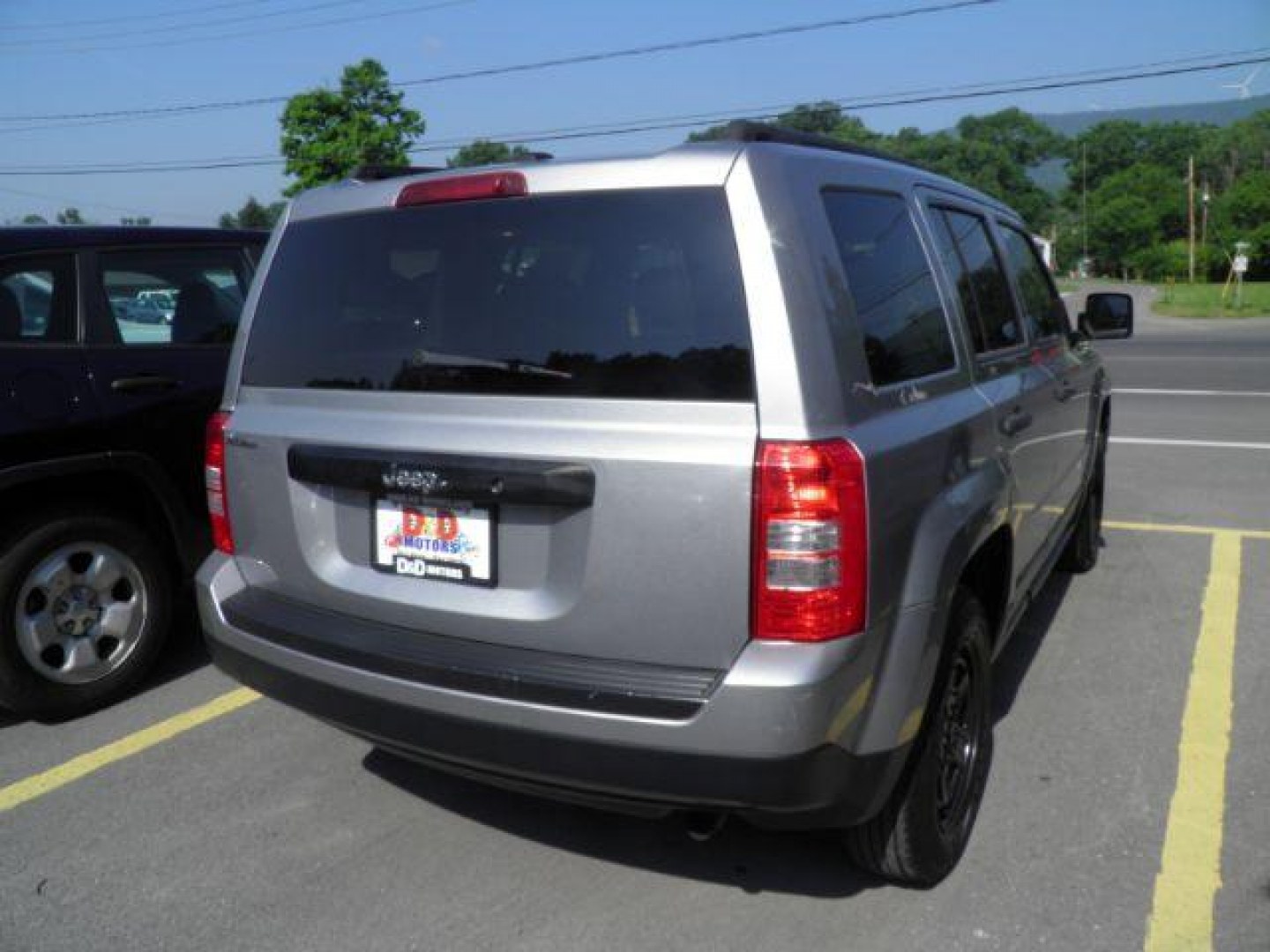 2015 Gray Jeep Patriot Sport (1C4NJPBA2FD) with an 2.4L I4 engine, 5SP transmission, located at 19521 New George's Creek Rd SW, Barton, MD, 21521, (301) 463-2404, 39.524323, -79.017906- Photo#5