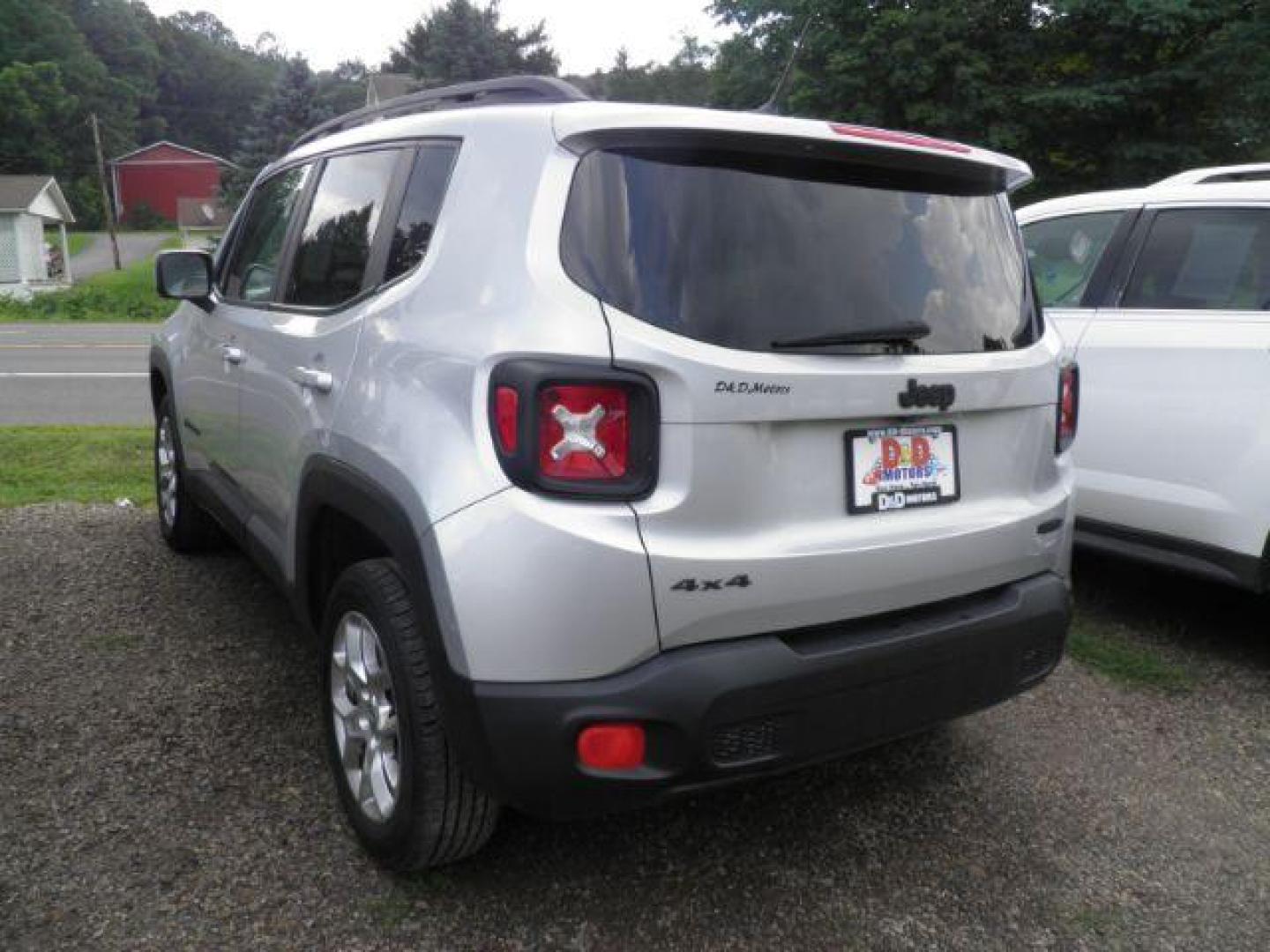 2015 Silver Jeep Renegade Latitude (ZACCJBBT1FP) with an 2.4L I4 engine, located at 19521 New George's Creek Rd SW, Barton, MD, 21521, (301) 463-2404, 39.524323, -79.017906 - Photo#5