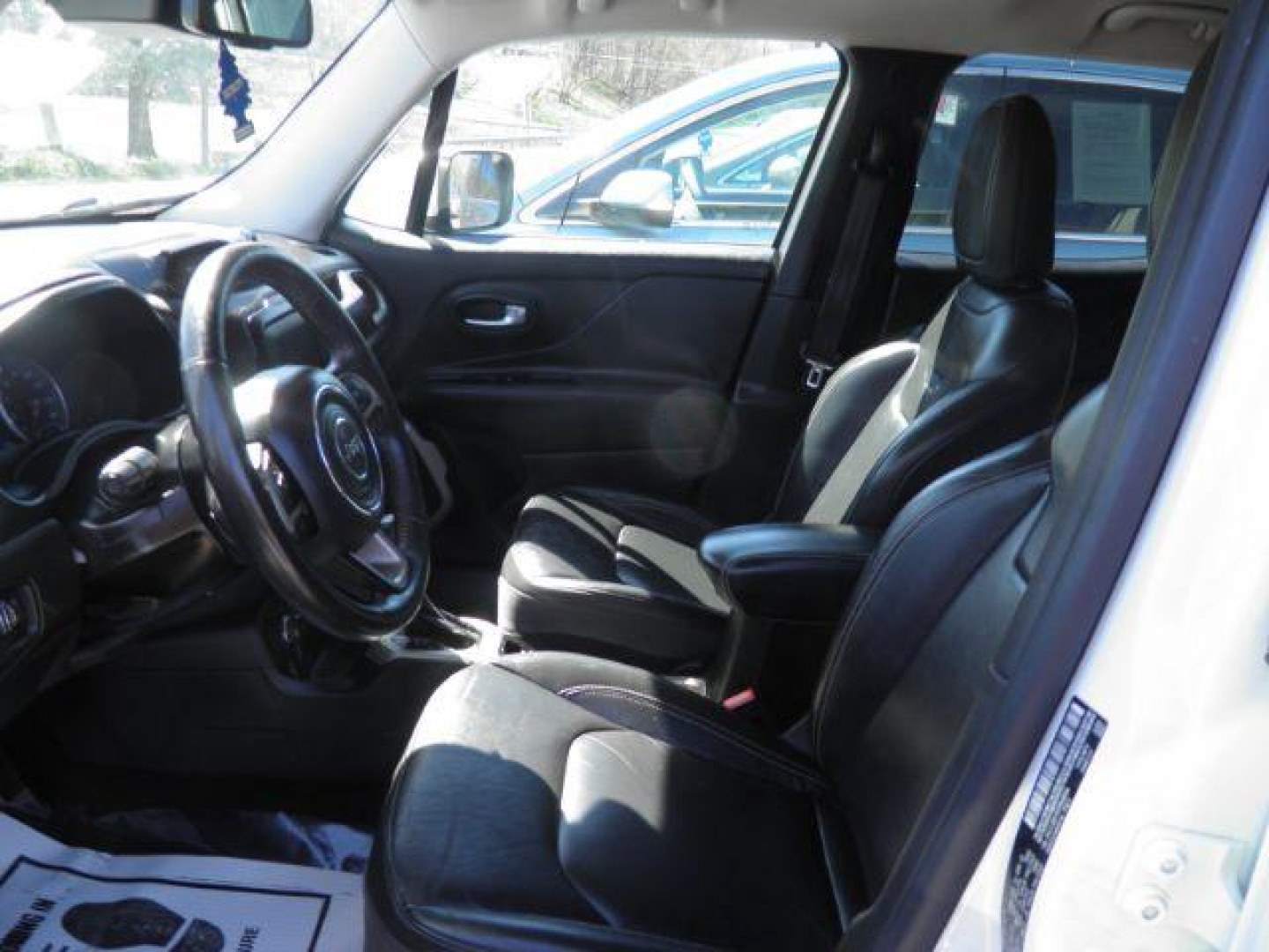 2015 WHITE Jeep Renegade Limited (ZACCJBDT8FP) with an 2.4L L4 engine, AT transmission, located at 19521 New George's Creek Rd SW, Barton, MD, 21521, (301) 463-2404, 39.524323, -79.017906- Photo#1