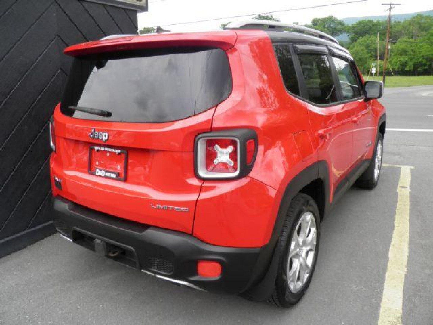 2015 RED Jeep Renegade Limited (ZACCJBDT8FP) with an 2.4L L4 engine, located at 15520 McMullen Hwy SW, Belair, MD, 21502, (301) 729-3700, 39.581375, -78.846451- Photo#5