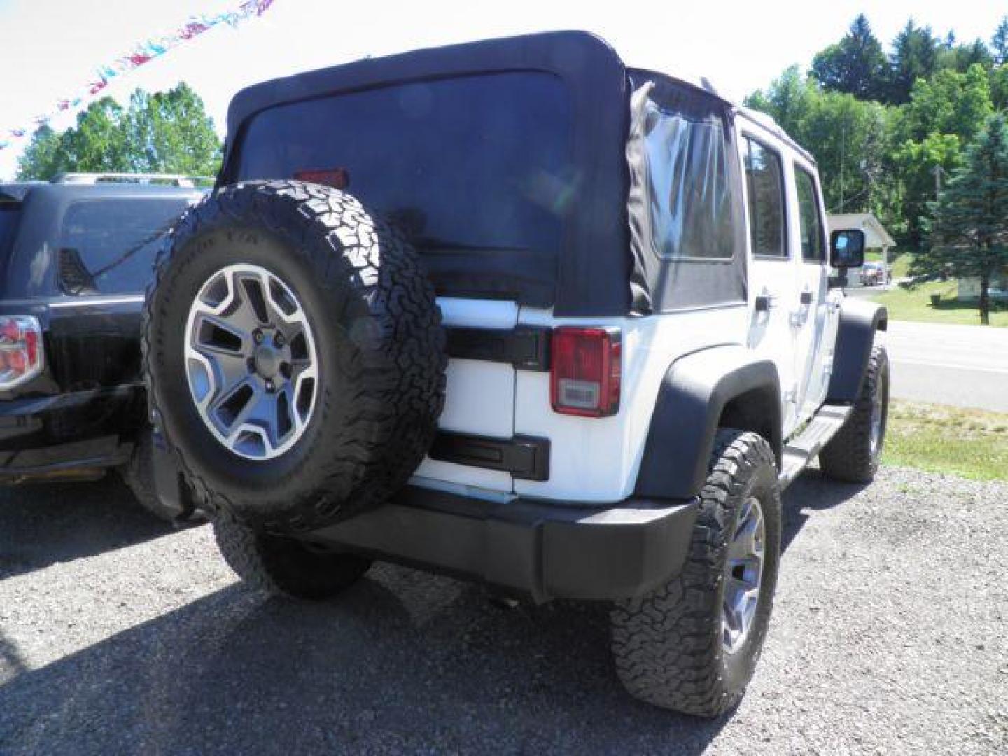 2015 WHITE Jeep Wrangler Unlimited Sport 4WD (1C4BJWDGXFL) with an 3.6l V6 engine, AT transmission, located at 19521 New George's Creek Rd SW, Barton, MD, 21521, (301) 463-2404, 39.524323, -79.017906 - Photo#5
