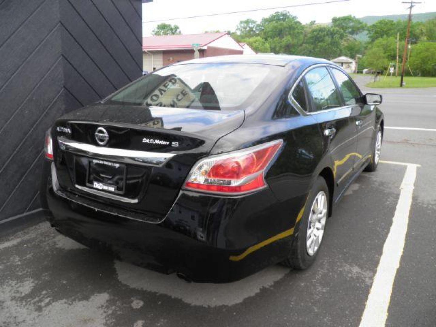 2015 BLACK Nissan Altima 2.5 S (1N4AL3AP0FC) with an 2.5 L4 engine, CVT transmission, located at 15520 McMullen Hwy SW, Belair, MD, 21502, (301) 729-3700, 39.581375, -78.846451 - Photo#4