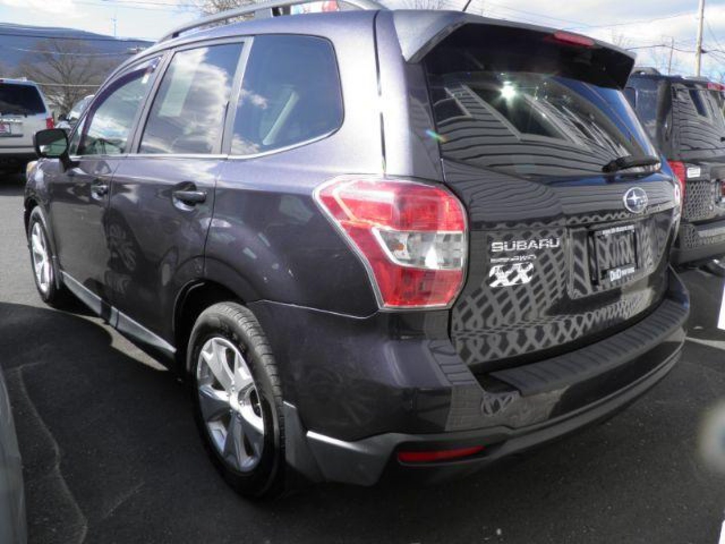 2015 Gray Subaru Forester 2.5i Limited (JF2SJARC5FH) with an 2.5L H4 engine, AT transmission, located at 15520 McMullen Hwy SW, Belair, MD, 21502, (301) 729-3700, 39.581375, -78.846451 - Photo#4