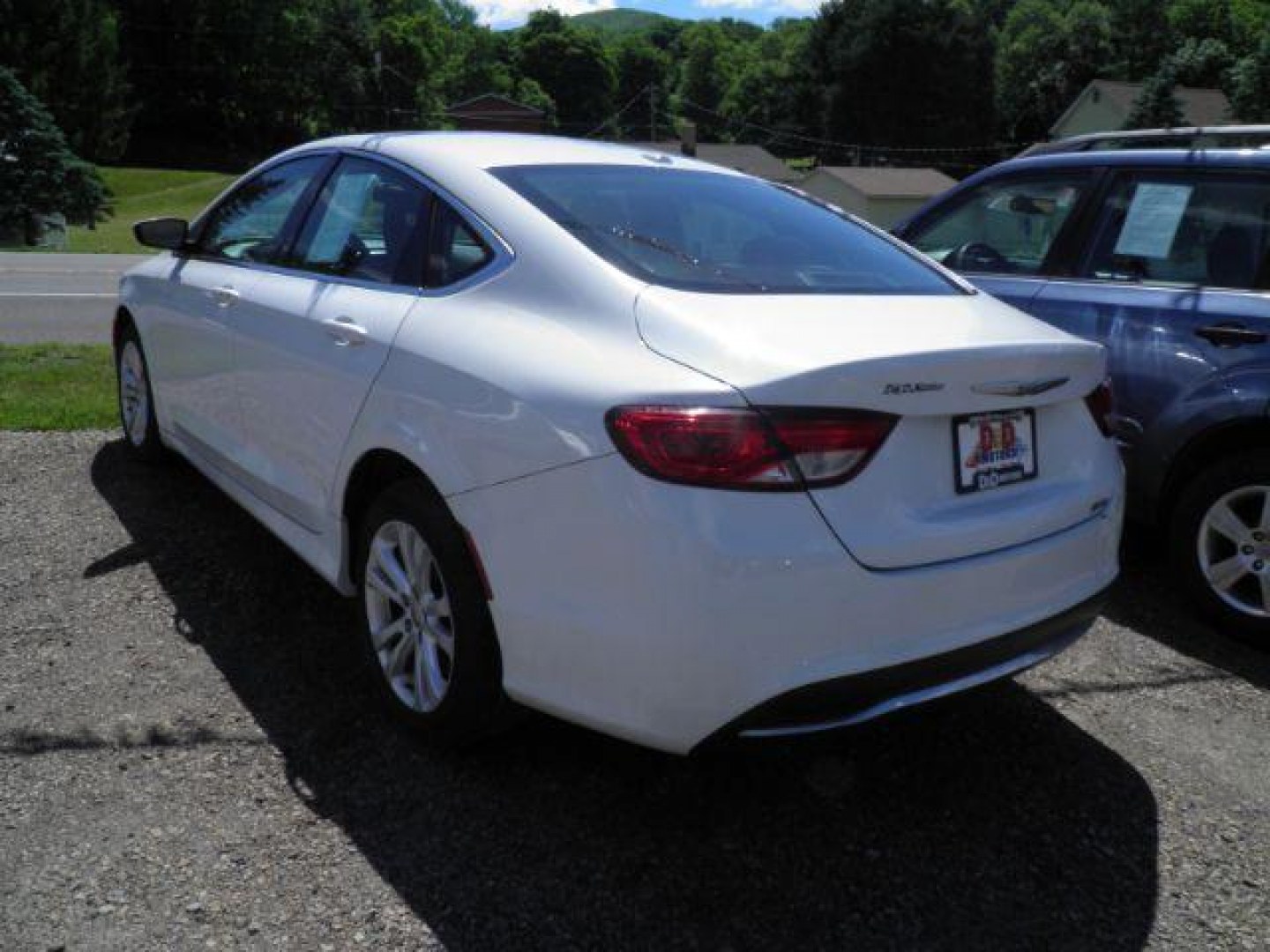 2016 WHITE Chrysler 200 Limited (1C3CCCAB4GN) with an 2.4L L4 engine, AT transmission, located at 19521 New George's Creek Rd SW, Barton, MD, 21521, (301) 463-2404, 39.524323, -79.017906- Photo#4