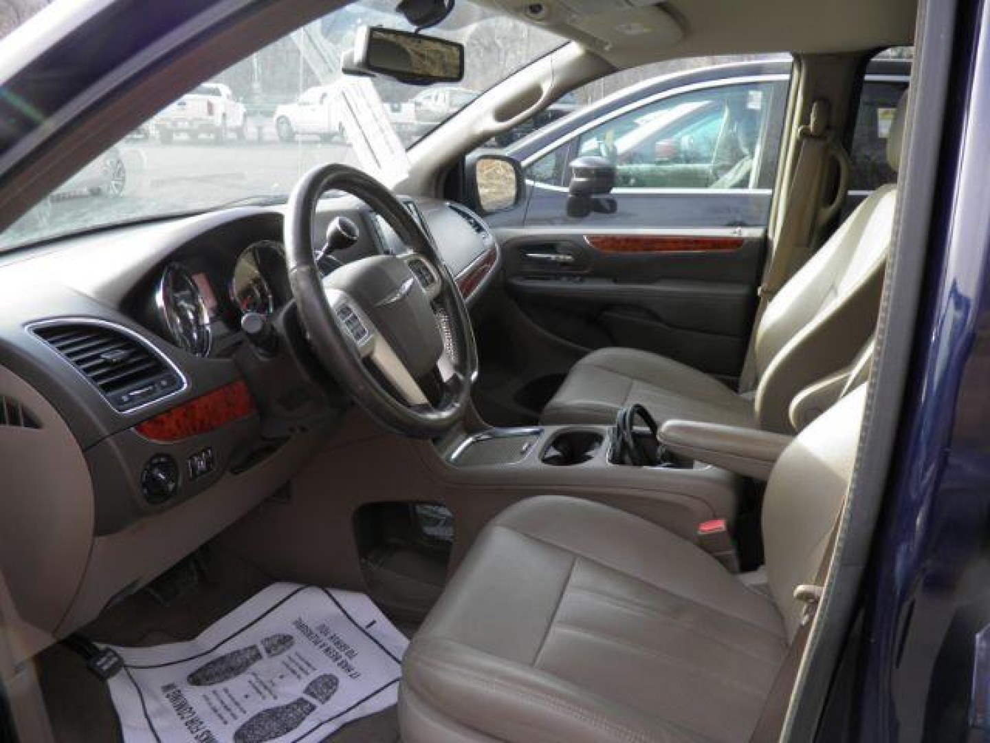 2016 Blue Chrysler Town and Country Touring-L (2C4RC1CGXGR) with an 3.6L V6 engine, AT transmission, located at 15520 McMullen Hwy SW, Belair, MD, 21502, (301) 729-3700, 39.581375, -78.846451 - Photo#1