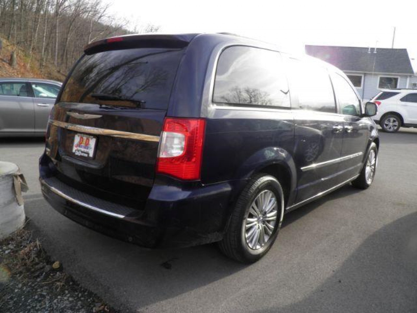 2016 Blue Chrysler Town and Country Touring-L (2C4RC1CGXGR) with an 3.6L V6 engine, AT transmission, located at 15520 McMullen Hwy SW, Belair, MD, 21502, (301) 729-3700, 39.581375, -78.846451 - Photo#5