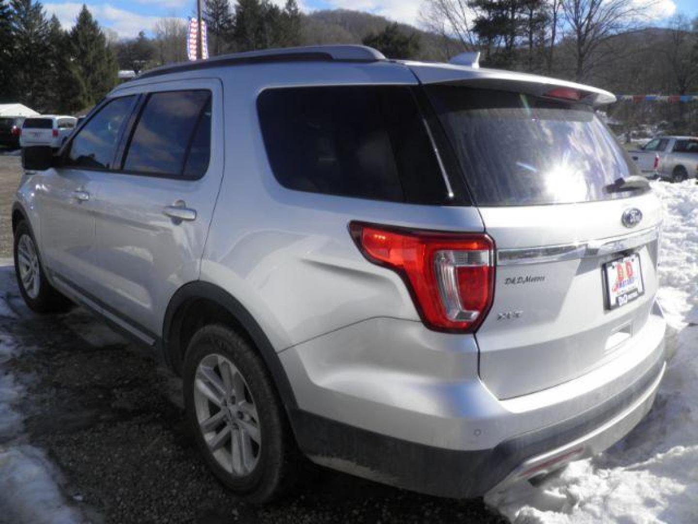 2016 SILVER Ford Explorer XLT FWD (1FM5K7D81GG) with an 3.5L V6 engine, AT transmission, located at 19521 New George's Creek Rd SW, Barton, MD, 21521, (301) 463-2404, 39.524323, -79.017906 - Photo#5