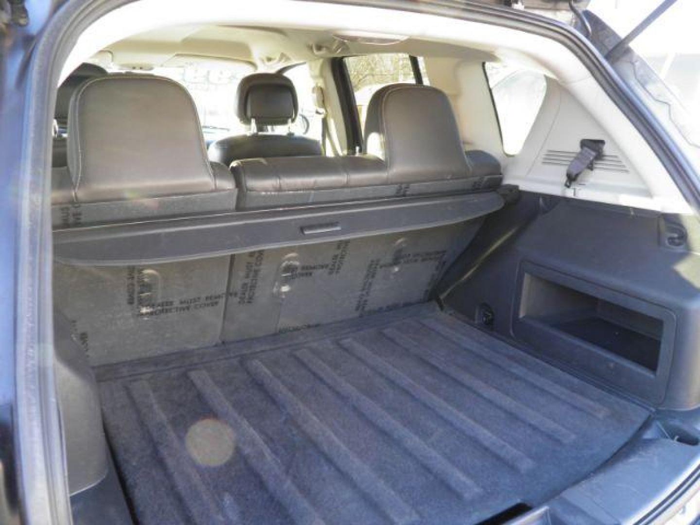 2016 GRAY JEEP COMPASS Latitude 4WD (1C4NJDEB7GD) with an 2.4L L4 engine, AT transmission, located at 15520 McMullen Hwy SW, Belair, MD, 21502, (301) 729-3700, 39.581375, -78.846451 - Photo#4