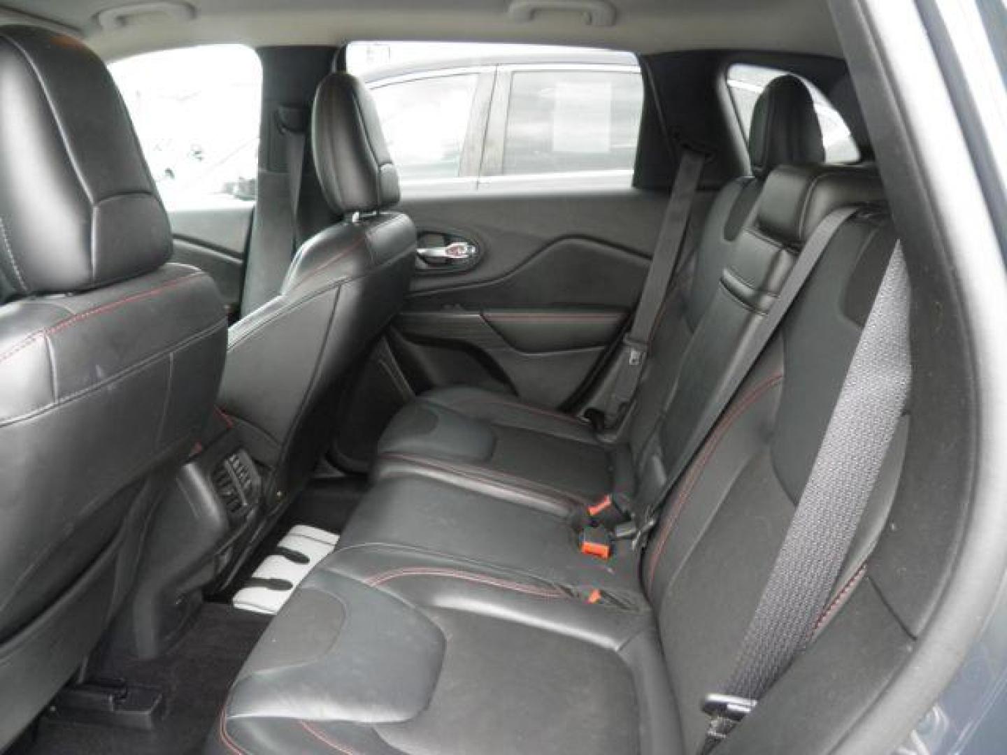 2016 GRAY Jeep Cherokee Trailhawk (1C4PJMBS2GW) with an 3.2l V6 engine, AT transmission, located at 19521 New George's Creek Rd SW, Barton, MD, 21521, (301) 463-2404, 39.524323, -79.017906 - Photo#3