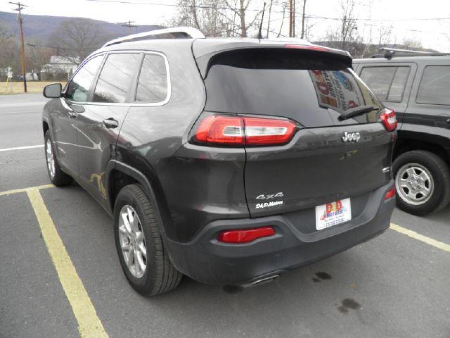 2016 Gray Jeep Cherokee Latitude (1C4PJMCS6GW) with an 3.2L V6 engine, AT transmission, located at 15520 McMullen Hwy SW, Belair, MD, 21502, (301) 729-3700, 39.581375, -78.846451 - Photo#5