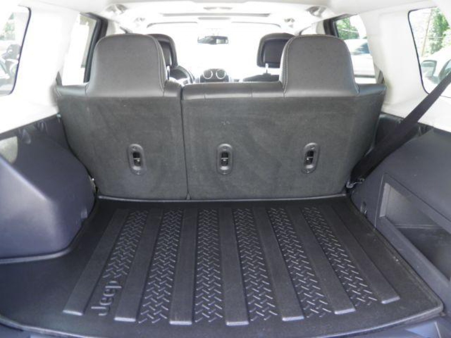2016 GRAY Jeep Patriot Latitude 4WD (1C4NJRFB3GD) with an 2.4L L4 engine, AT transmission, located at 15520 McMullen Hwy SW, Belair, MD, 21502, (301) 729-3700, 39.581375, -78.846451- Photo#4