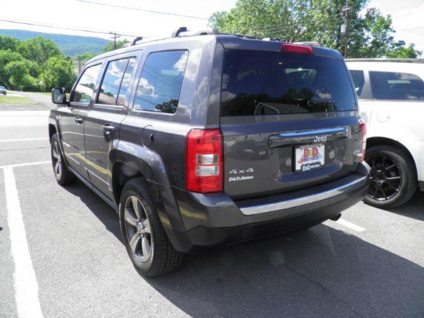 2016 GRAY Jeep Patriot Latitude 4WD (1C4NJRFB3GD) with an 2.4L L4 engine, AT transmission, located at 15520 McMullen Hwy SW, Belair, MD, 21502, (301) 729-3700, 39.581375, -78.846451- Photo#5