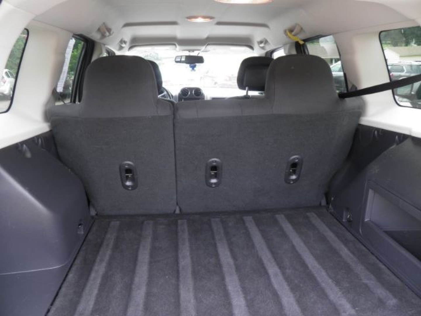 2016 WHITE Jeep Patriot Latitude (1C4NJRFB5GD) with an 2.4L L4 engine, AT transmission, located at 19521 New George's Creek Rd SW, Barton, MD, 21521, (301) 463-2404, 39.524323, -79.017906- Photo#4