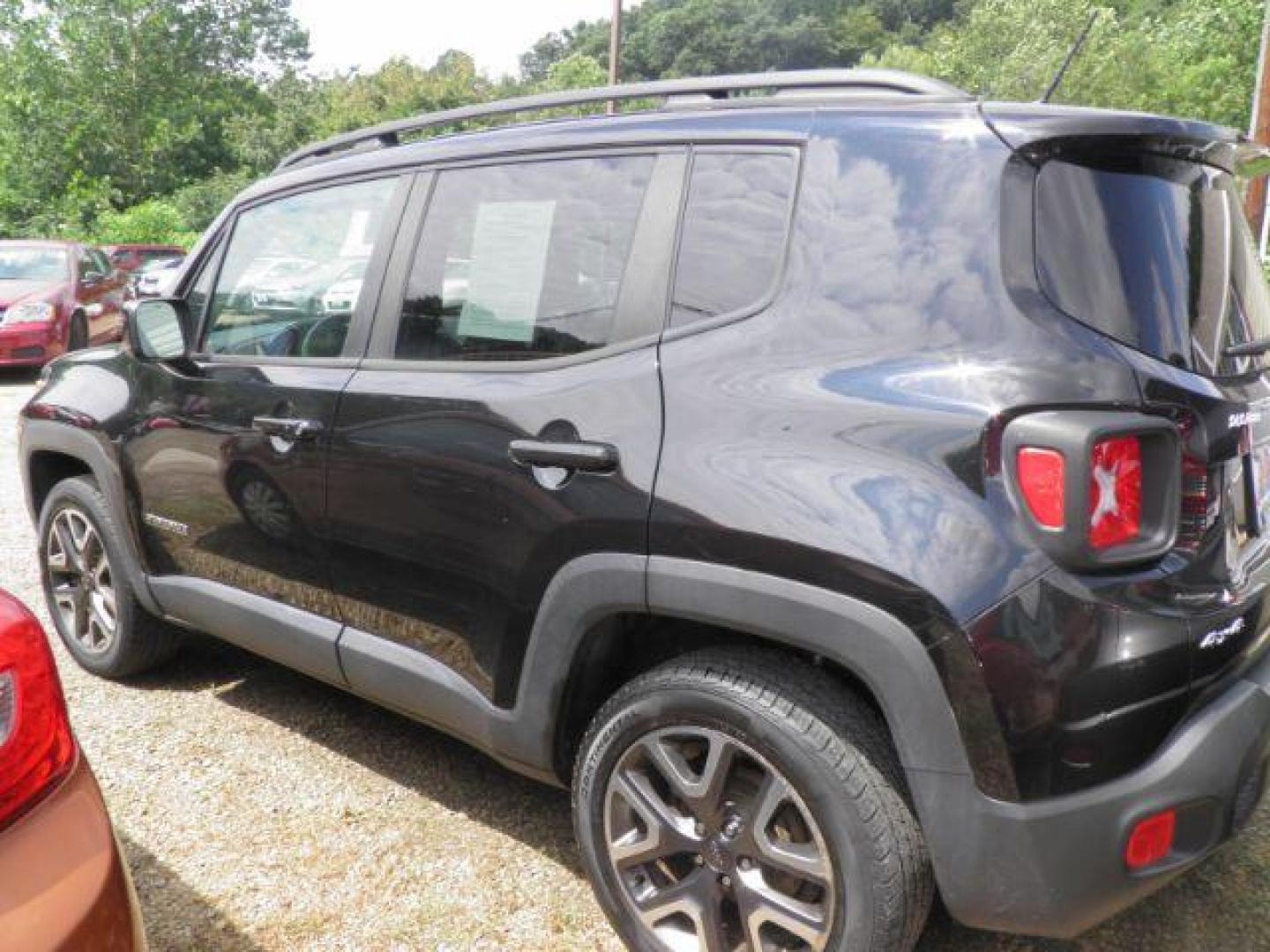 2016 Black Jeep Renegade Latitude (ZACCJBBT6GP) with an 2.4L I4 engine, AT transmission, located at 19521 New George's Creek Rd SW, Barton, MD, 21521, (301) 463-2404, 39.524323, -79.017906 - Photo#4