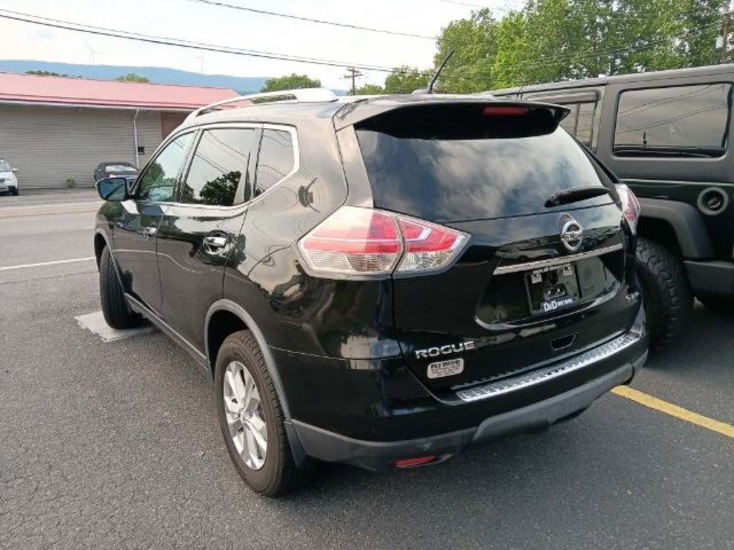 2016 BLACK Nissan Rogue SV (KNMAT2MVXGP) with an 2.5 L4 engine, AT transmission, located at 15520 McMullen Hwy SW, Belair, MD, 21502, (301) 729-3700, 39.581375, -78.846451- Photo#4