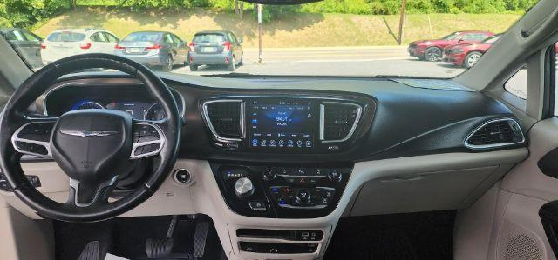 2017 GRAY /Leather Black CHRYSLER PACIFICA TRG (2C4RC1EG1HR) with an 3.6L V6 engine, AT transmission, located at 15520 McMullen Hwy SW, Belair, MD, 21502, (301) 729-3700, 39.581375, -78.846451 - Photo#6