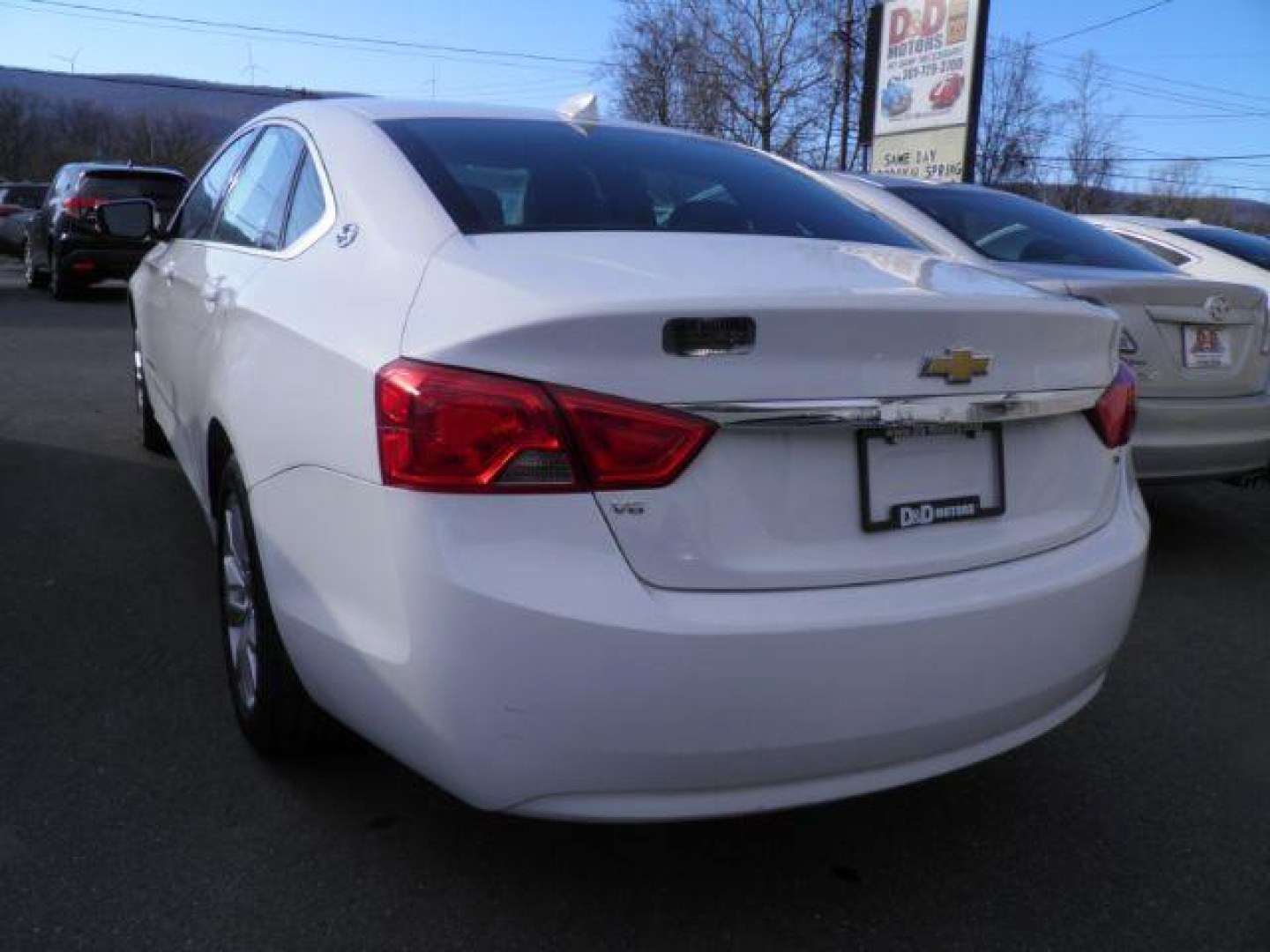 2017 White Chevrolet Impala LT (2G1105S31H9) with an 3.6L V6 engine, AT transmission, located at 15520 McMullen Hwy SW, Belair, MD, 21502, (301) 729-3700, 39.581375, -78.846451 - Photo#4
