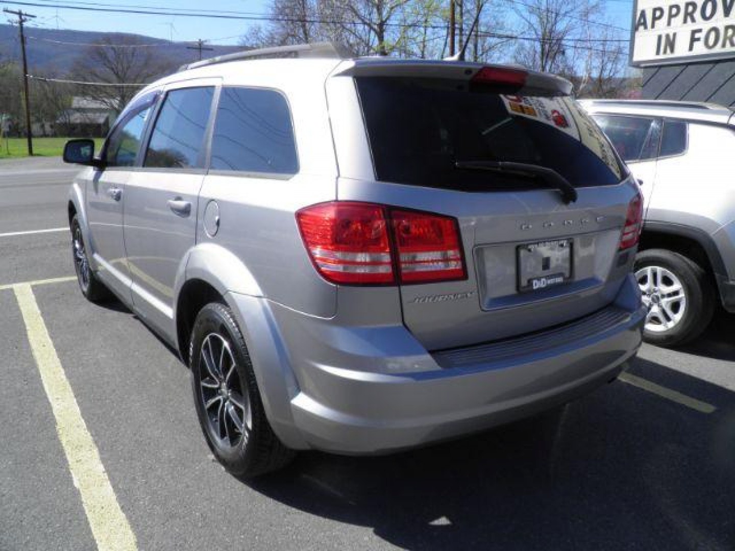 2017 SILVER Dodge Journey SE (3C4PDCABXHT) with an 2.4L L4 engine, located at 15520 McMullen Hwy SW, Belair, MD, 21502, (301) 729-3700, 39.581375, -78.846451 - Photo#5