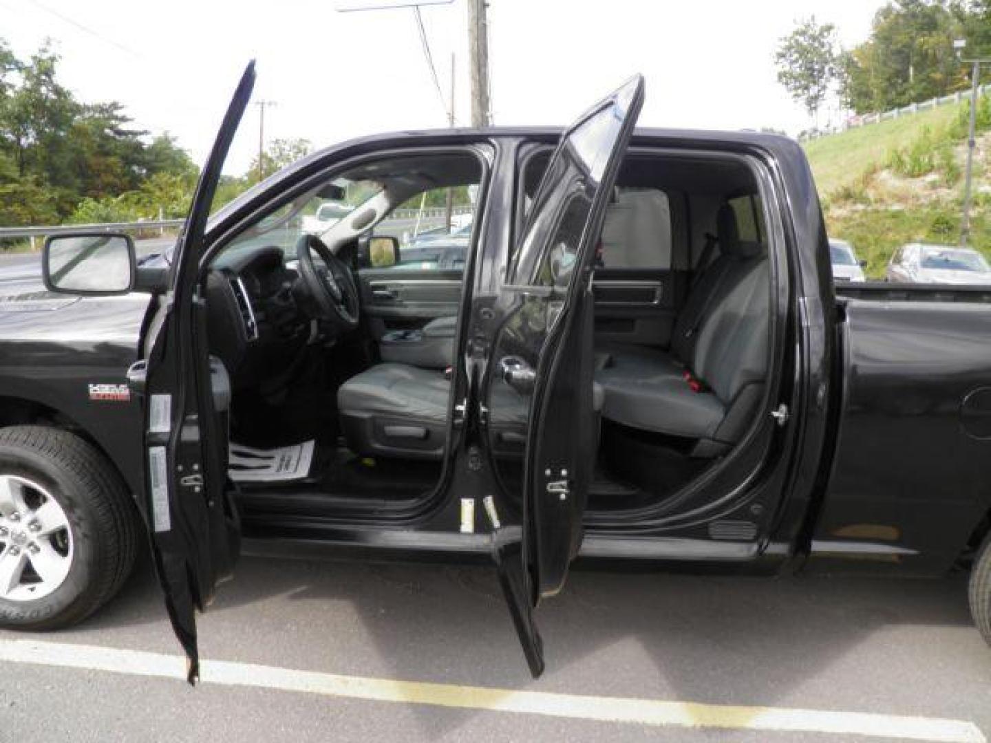 2017 Black /Black/Diesel Gray, cloth Dodge Ram 1500 SLT Crew Cab LWB 4WD (1C6RR7TT5HS) with an 5.7L V8 engine, AT transmission, located at 15520 McMullen Hwy SW, Belair, MD, 21502, (301) 729-3700, 39.581375, -78.846451 - FOR A BETTER PRICE CALL PAUL AT 301-268-8150 - Photo#5