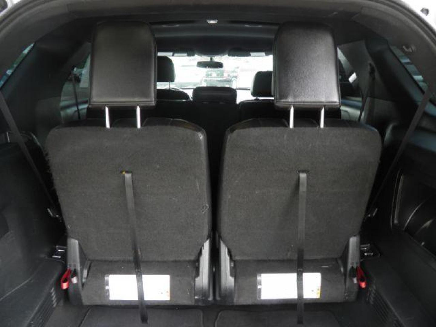 2017 SILVER Ford Explorer XLT (1FM5K7D8XHG) with an 3.5L V6 engine, AT transmission, located at 19521 New George's Creek Rd SW, Barton, MD, 21521, (301) 463-2404, 39.524323, -79.017906 - Photo#5