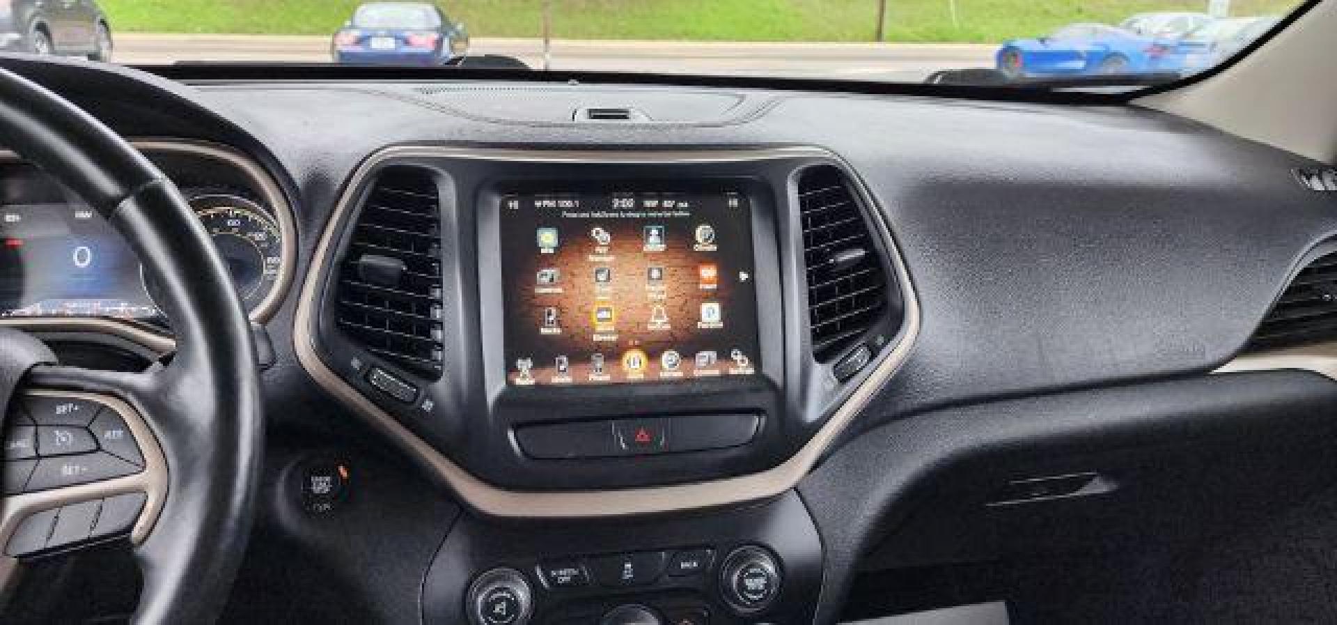 2017 Silver /Black, leather Jeep Cherokee Limited 4WD (1C4PJMDB7HW) with an 2.4L I4 engine, AT transmission, located at 15520 McMullen Hwy SW, Belair, MD, 21502, (301) 729-3700, 39.581375, -78.846451 - Photo#5