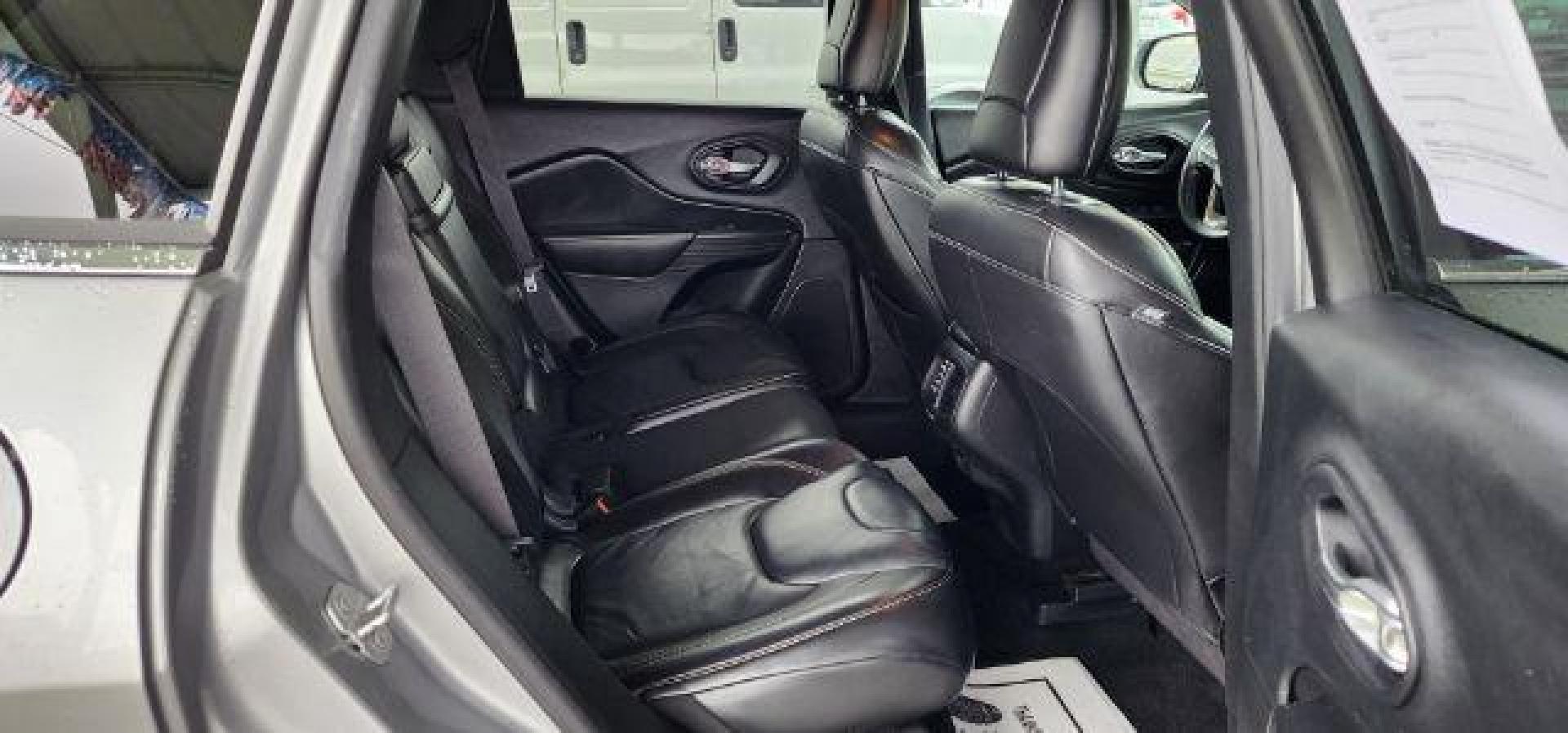 2017 Silver /Black, leather Jeep Cherokee Limited 4WD (1C4PJMDB7HW) with an 2.4L I4 engine, AT transmission, located at 15520 McMullen Hwy SW, Belair, MD, 21502, (301) 729-3700, 39.581375, -78.846451 - Photo#7