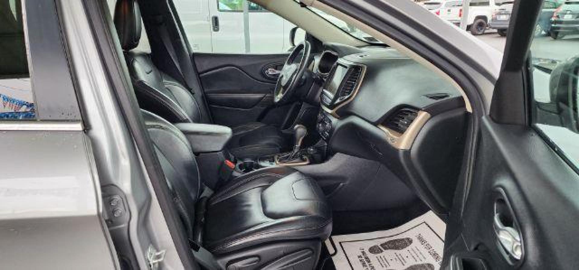 2017 Silver /Black, leather Jeep Cherokee Limited 4WD (1C4PJMDB7HW) with an 2.4L I4 engine, AT transmission, located at 15520 McMullen Hwy SW, Belair, MD, 21502, (301) 729-3700, 39.581375, -78.846451 - Photo#8