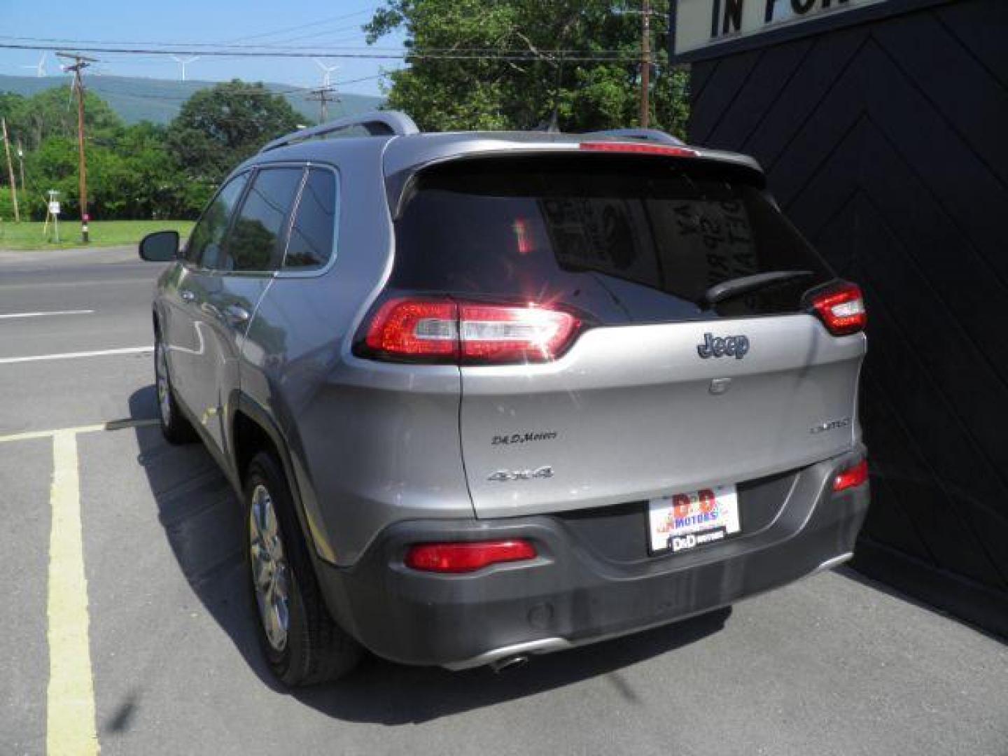 2017 Silver /Black, leather Jeep Cherokee Limited 4WD (1C4PJMDB7HW) with an 2.4L I4 engine, AT transmission, located at 15520 McMullen Hwy SW, Belair, MD, 21502, (301) 729-3700, 39.581375, -78.846451 - Photo#11