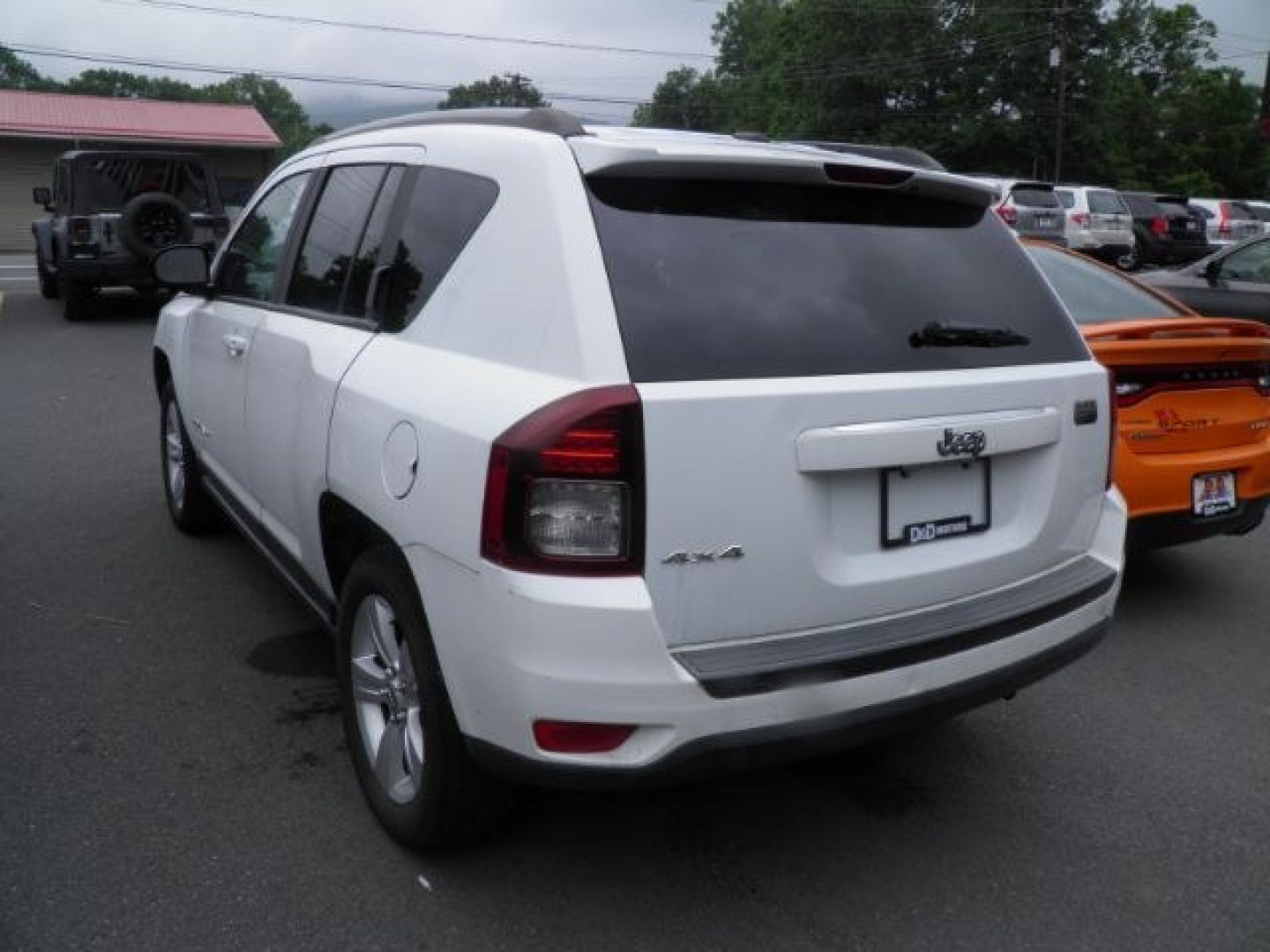 2017 WHITE Jeep Compass Sport 4WD (1C4NJDBB9HD) with an 2.4L L4 engine, AT transmission, located at 15520 McMullen Hwy SW, Belair, MD, 21502, (301) 729-3700, 39.581375, -78.846451- Photo#5
