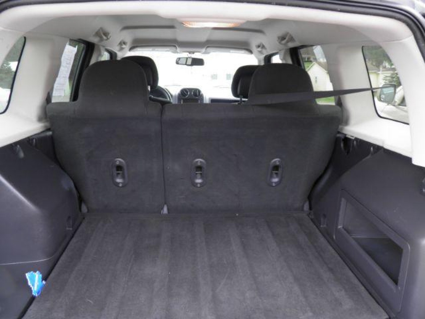 2017 GRAY Jeep Patriot Latitude 4x4 (1C4NJRFB1HD) with an 2.4L L4 engine, AT transmission, located at 19521 New George's Creek Rd SW, Barton, MD, 21521, (301) 463-2404, 39.524323, -79.017906 - Photo#4