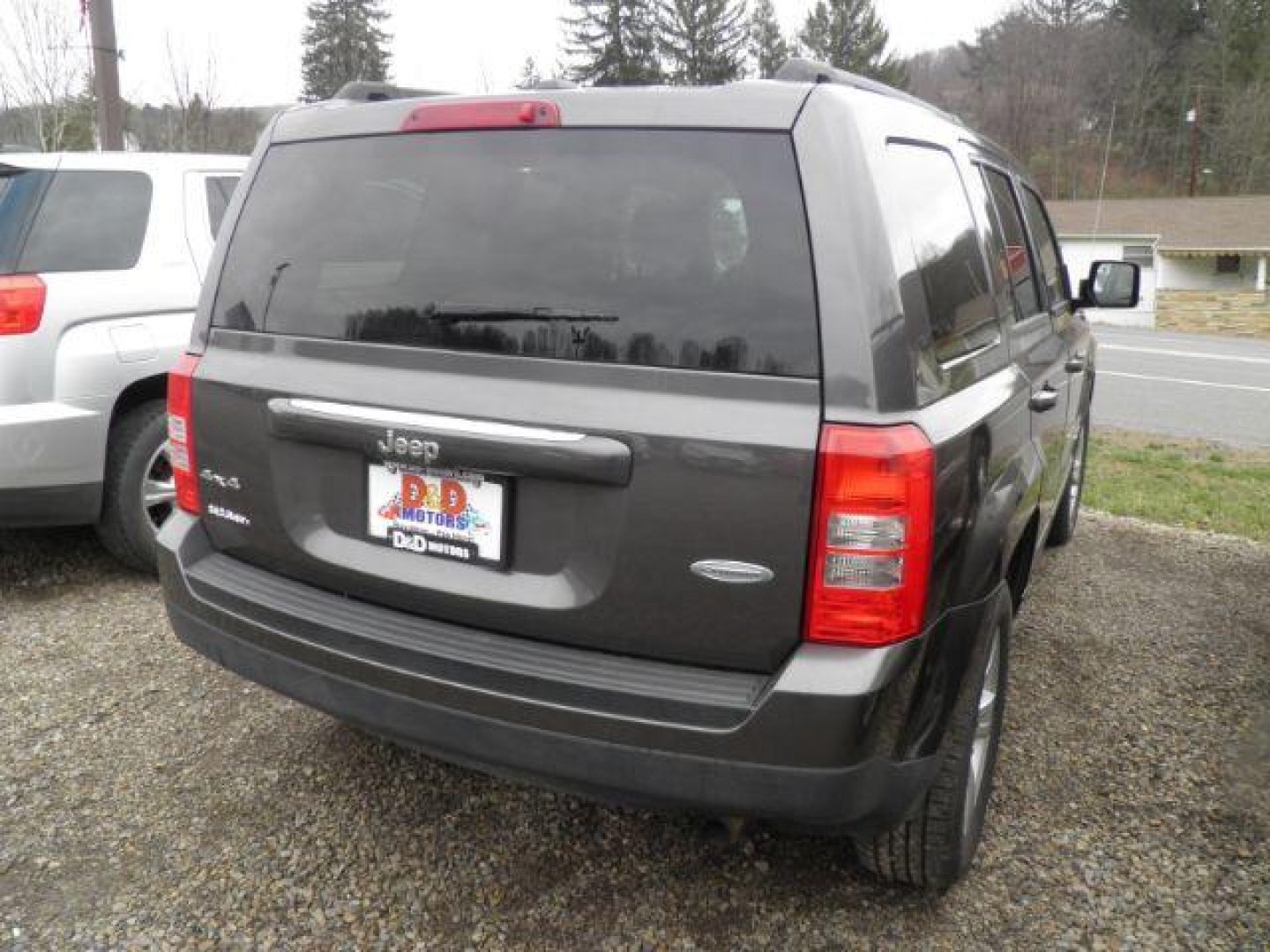 2017 GRAY Jeep Patriot Latitude 4x4 (1C4NJRFB1HD) with an 2.4L L4 engine, AT transmission, located at 19521 New George's Creek Rd SW, Barton, MD, 21521, (301) 463-2404, 39.524323, -79.017906 - Photo#5
