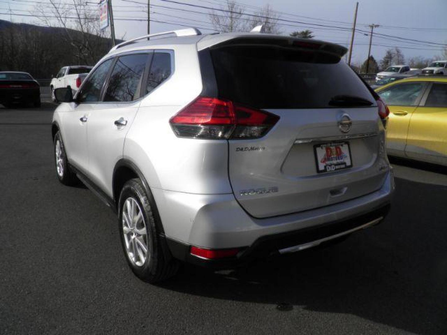 2017 Silver Nissan Rogue SV (KNMAT2MV2HP) with an 2.5L I4 engine, AT transmission, located at 15520 McMullen Hwy SW, Belair, MD, 21502, (301) 729-3700, 39.581375, -78.846451 - Photo#5